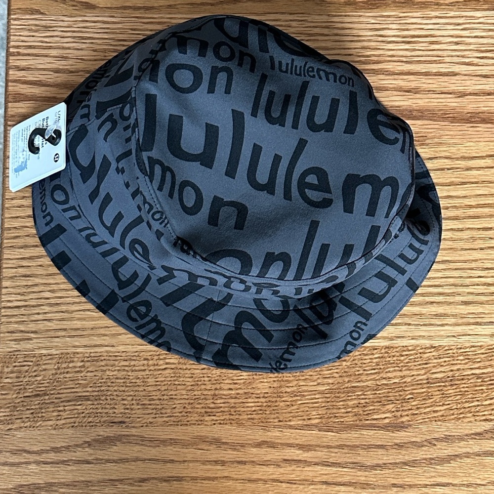 Lululemon both ways bucket hat
Size L/XL
Color blackgray
